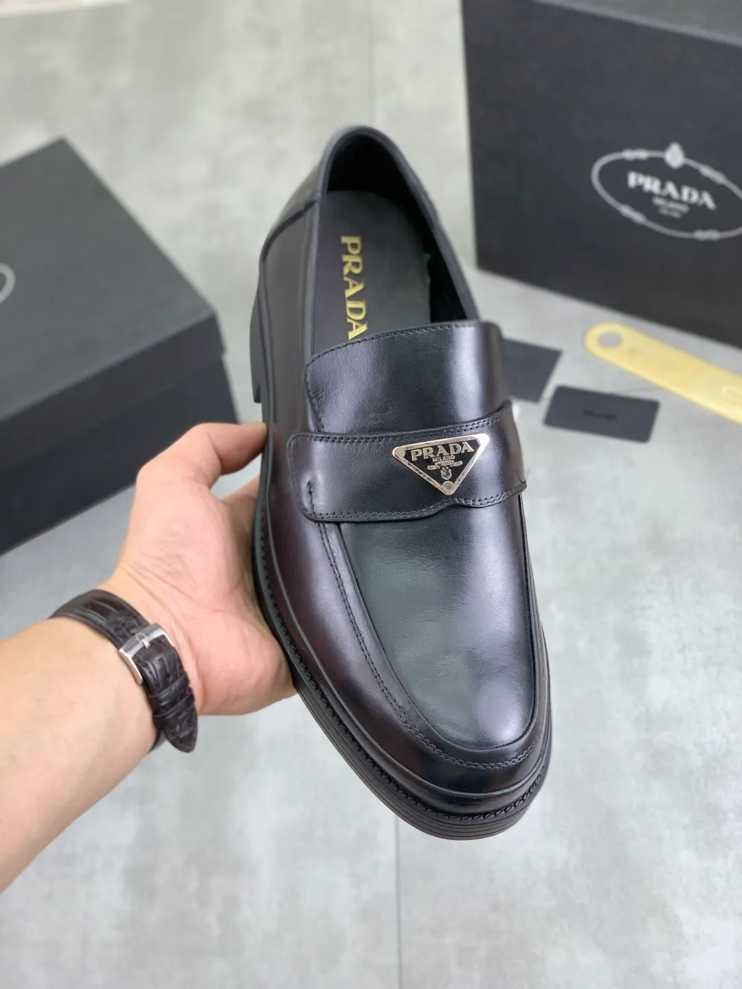 Men's shoes 💰P540 New PRADA Prada spring new casual leather shoes Original purchase, development and production Prada Men's Classic Series Technological breathable fabrics with cowhide Casual sports shoes Casual sports dad shoes combine high-tech breathable materials and cowhide, with exclusive button decoration on the sides. The outsole is full of P italic design and bright colors to show vitality and continue the brand design inspiration. Stroll around the city lightly and feel free and comfortable. Delivered in exquisite packaging 🛍📦 ▪️Material: original customized calfskin with breathable material ▪️Inner lining: cowhide lining ➕cowhide feet ▪️Outsole: open-molded TPU rubber material ▪️Sole thickness: 3.5CM ▪️Size: Men's 38-44 (45 can be customized) Multiple colors available